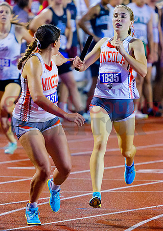_5022625 Carmen Carrasco gets baton from Raylie Peebles 4x400m