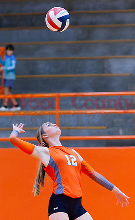 _A080578 Gracie LIndley serves