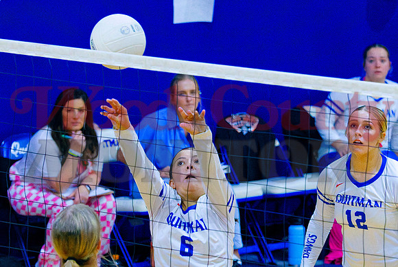 _A040373 Kaylin Sapp pushes