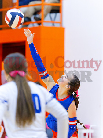 _A080533 Isabella Crocket Garza serves