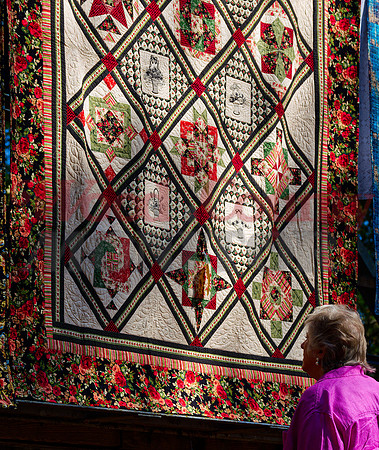_A120016 Mickey Roberts views quilt