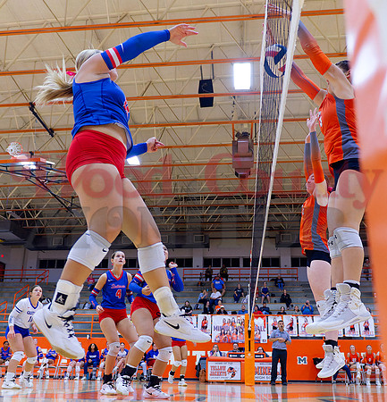 _A080520 Annabelle Popek hits to Mahayla McMahon