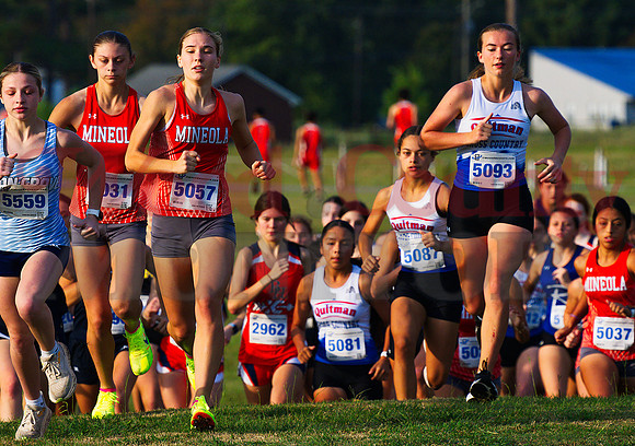 _9141533 Caroline Castleberry w Raylie Peebles and McKenna Wood push ahead