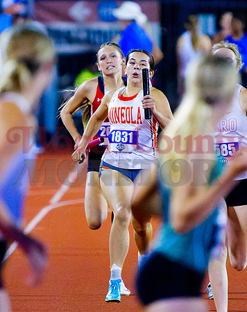 _5022638 Carmen Carrasco runs 4x400m