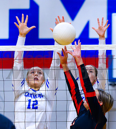 _A040038 Annabelle Popek and Autumn Cason defend