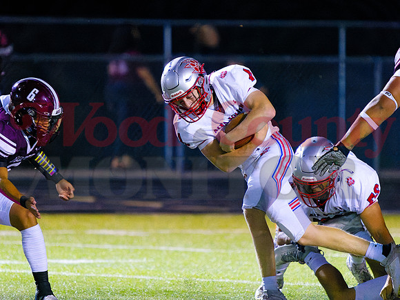_A251440 Cameron Lennon carries