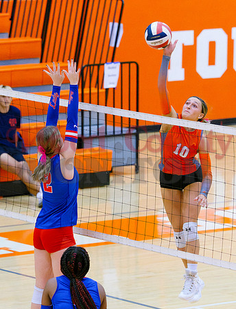 _A080298 Kinsey Hipp defends Tieranny Neighbors