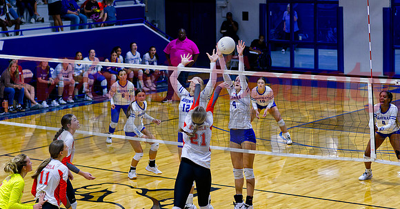 _1289862 Kali Chrietzberg hits to Annabelle Popek and Autumn Cason