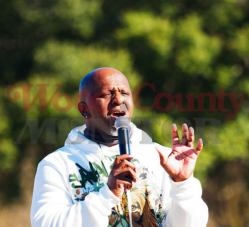 _1236870 Christopher Gipson sings