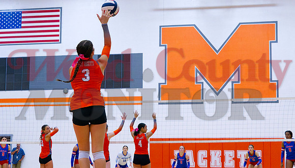 _A080400 Mahayla McMahon serves