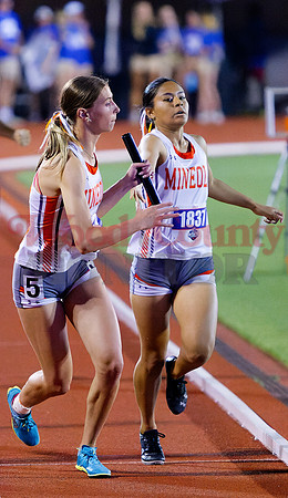 _5022682 Olivia Hughes gets baton from Stephanie Rojas 4x400m