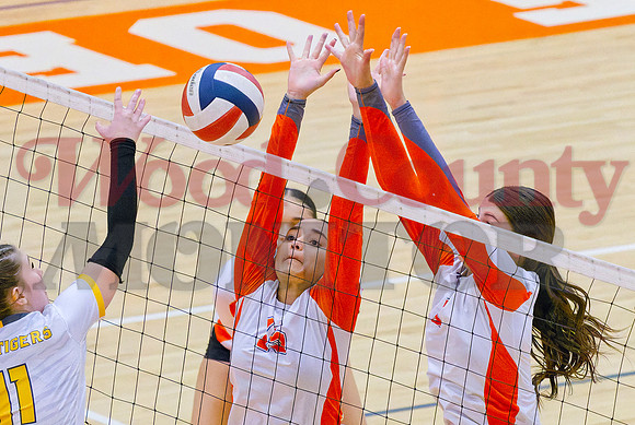 _A290812 Kyra Jackson and Mahayla McMahon block