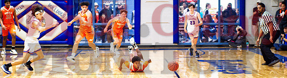 _1058691 Xzavien Lipscomb dives for ball