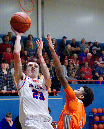 _1247639 Levi Thompson shoots over Xzavien Lipscomb