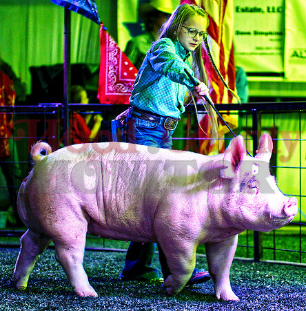 _1125101 Preslyee Oliver sells final hog for 10k