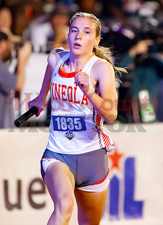 _5022598 Raylie Peebles runs 4x400m