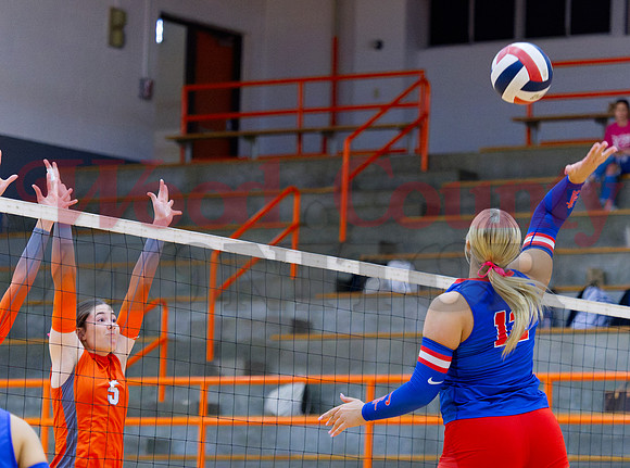 _A080572 Annabelle Popek hits to Jadelyn Marshall