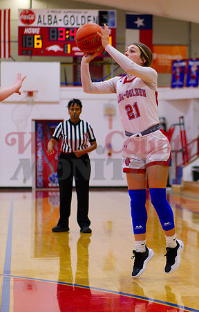 _1408482 Joecey Lewers shoots three