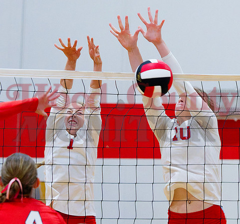 _A110646 Sadie Wright and Lainey Teel defend
