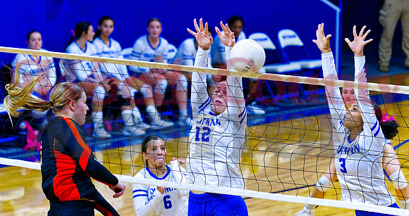_A040344 Annabelle Popek and Isis Murlin defend