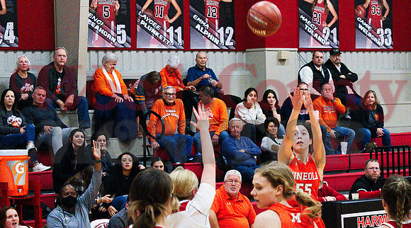 _1236334 Kapri Riley shoots three